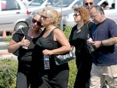 Angehörige der Opfer des Flugzeugabsturzes in Griechenland bei der Ankunft auf dem Flughafen Athen. (Foto: dpa)
