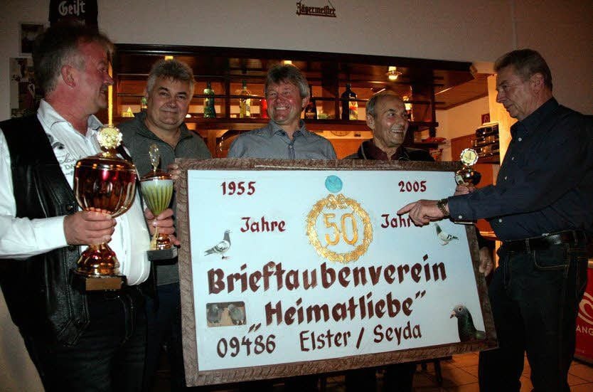 Anlässlich der Siegerehrung in Gadegast wurde jene Tafel hervorgeholt, die vom 50-jährigen Bestehen des Vereins kündet. Nächstes Jahr kann wieder gefeiert werden. Darauf freuen sich (v.l.) Joachim Schrade (Verein „Wolkenstürmer“ Jessen), Mario Liese, Dirk Liese, Peter Flemming und Richard Schulze (alle „Heimatliebe“).