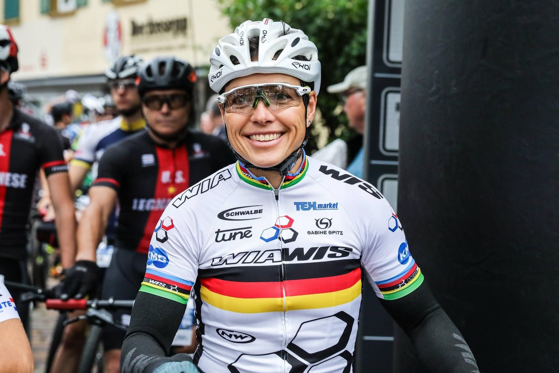 Mountainbike-Olympiasiegerin Sabine Spitz nimmt die Verleihung der Preise in Jena vor.