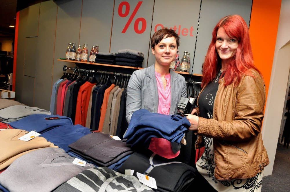 Filialleiterin Karina Scholz (rechts) und Bereichsleiterin Anja Regner beim Auspreisen von Waren.