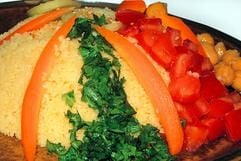Bei soviel verdorbenem Fleisch könnte man glatt zum Vegetarier werden: Das Bild zeigt Couscous (auch «Kuskus» geschrieben), einen Hartweizengrieß, zusammen mit Gemüse als Salat angerichtet. (Foto: dpa)
