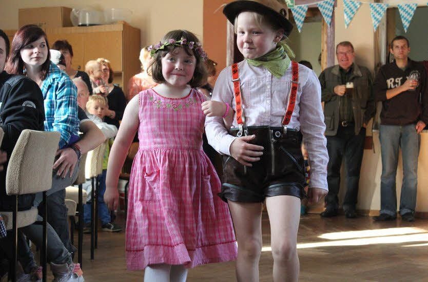 Nach dem bayrischen Schuhplattler-Tanz schritten Lara Rügner als Heidi und Annabel Schulze als Peter noch stolz eine Ehrenrunde.