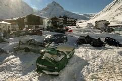 Von der Wucht der Lawine zertrümmerte und zerstörte Autos in Galtür (Archivfoto vom 27.2.1999). Von dem etwa 2500 Meter hohen Grieskopf waren 300 Meter breite Lawinen über 1000 Höhenmeter in das Skidorf gedonnert. Lawinenabgänge in den österreichischen Alpen haben am vergangenen Wochenende wieder fünf Menschenleben gefordert. Doch die meisten Lawinenunfälle könnten verhindert werden, meint Rupert Kisser, Leiter des Wiener Instituts «Sicher Leben». (Foto: dpa)