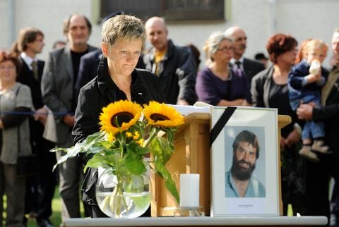 Die Fraktionsvorsitzende von Bündnis 90/Die Grünen, Renate Künast, trägt sich bei der Beerdigung des verstorbenen Grünen-Politikers Sepp Daxenberger in ein Kondolenzbuch ein. (FOTO: DPA)