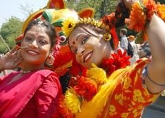 In farbenprächtigen Kleidern tanzen zwei junge Frauen aus Indien am Sonntag (08.06.2003) beim Karneval der Kulturen in Berlin durch die Straßen. An der farbenprächtigen Parade in Kreuzberg beteiligten sich bei strahlendem Sonnenschein 105 Tanz- und Musikgruppen mit über 4000 Akteuren aus aller Welt. (Foto: dpa)