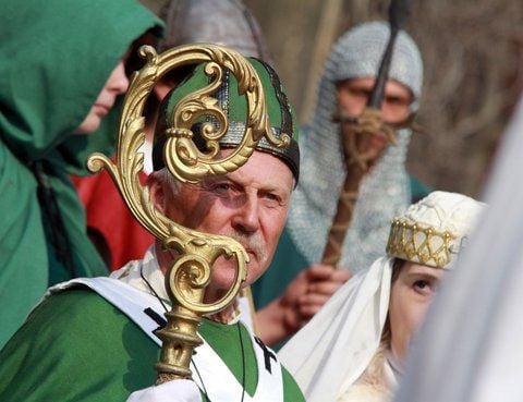 Der Darsteller des Bischof Williges von Mainz steht am Sonntag bei der feierlichen Osterprozession beim so genannten Kaiserfrühling in Quedlinburg vor dem Rathaus der Stadt. (FOTO: DPA)
