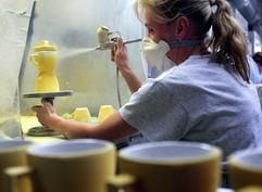Eine Frau besprüht in der Farbabteilung der Annaburger Porzellan GmbH in Annaburg (Kreis Wittenberg) eine Tasse mit Farbe. Das 1874 gegründete Werk hat eine wechselvolle Geschichte hinter sich und beschäftigt derzeit rund 70 Mitarbeiter. Seit 1992 gehört das Unternehmen zur bayerischen Ceraplan GmbH. Zur Produktpalette gehören hauptsächlich Serviceporzellan, eine Bistro-Kollektion und Hotelgeschirr bis hin zu Bad-Accessoires. Zum Werk gehören weiterhin ein Porzellan-Museum, ein Porzellan-Cafe und eine Porzellan-Malschule. (Foto: dpa)