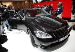 Ab 272 PS und rund 70 000 Euro aufwärts bewegen sich Leistungen und Preise für die neue S-Klasse von Mercedes, die am Montag (12. September 2005) auf der IAA vorgestellt wurde. (Foto: dpa)