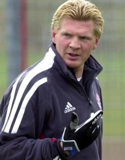 Der Kapitän des FC Bayern München, Stefan Effenberg, spricht am Sonntag (18.11.2001) beim Training in München mit einem Mannschaftskameraden. Nach dreieinhalb Monaten Verletzungspause wird der Mittelfeld-Regisseur am Dienstag im Champions-League-Spiel in München gegen Manchester United wieder spielen.