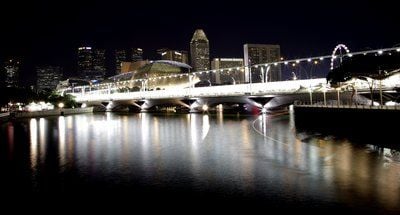 Die Rennstrecke in Singapur ist hell erleuchtet. (FOTO: DPA)