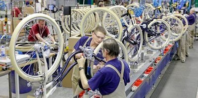 Mitarbeiter montieren Räder des Typs "Topas" in Hartmannsdorf bei Chemnitz. Der sächsische Fahrradhersteller feiert sein 125-jähriges Bestehen (23.04.2010). (FOTO: DPA)
