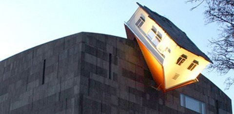 Der österreichische Künstler Erwin Wurm sorgte 2006 für Aufsehen, als er ein Einfamilienhaus verkehrt herum am Dach des Wiener Kunstmuseums MUMOK, das sich der Klassischen Moderne widmet, anbrachte. (FOTO: PEDREX/FLICKR)