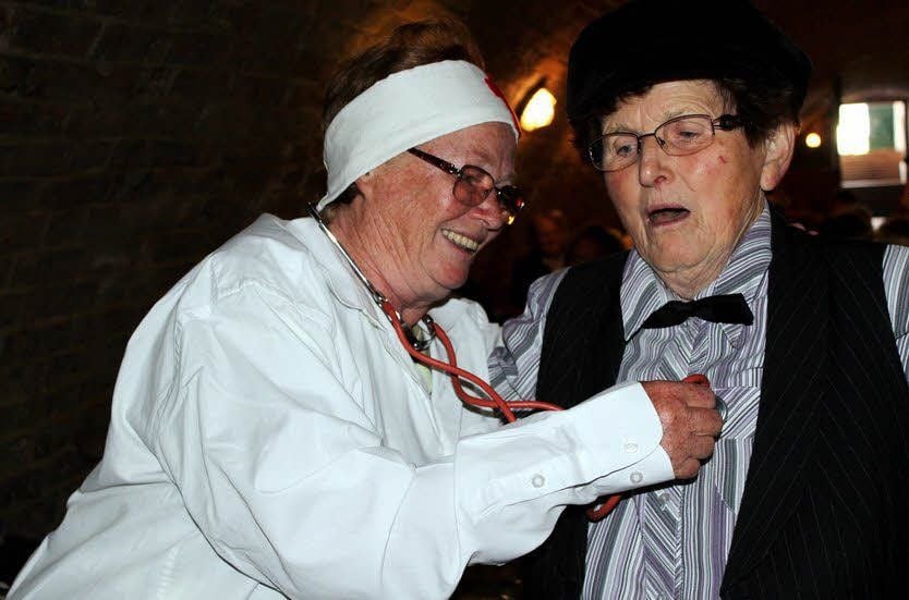Frei nach Loriots Sketch „Ein Plattfuß kommt selten allein“ schlüpften Hanne König und Rosi Meinhardt in die Rollen des Arztes und des allzu faulen Ehemannes.