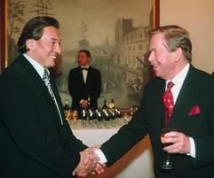 Der Tchechische Präsident Vaclav Havel (r) und Karel Gott geben sich vor einem Wohltätigkeitskonzert die Hände. (Foto: dpa)