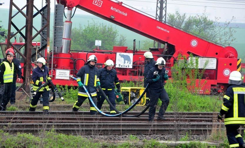 Feuerwehrleute sicherten den Unfallort ab.
