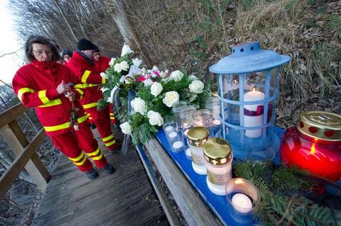 Blumen und Kerzen stehen am Wanderweg zur schwer zugänglichen Unglücksstelle am Kap Arkona auf Rügen, wo die zehnjährige Katharina am zweiten Weihnachtsfeiertag bei einem Spaziergang mit ihrer Mutter und der 15-jährigen Schwester bei einem Steilküstenabbruch verschüttet wurde. (FOTO: DPA)