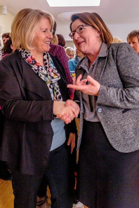 Brigitte Gänsicke wird nach 25 Jahren als Geschäftsführerin der Awo in den Ruhestand verabschiedet. Der Kontakt zur Nachfolgerin Corinna Reinicke (re.) wie zum Verband insgesamt wird bleiben.