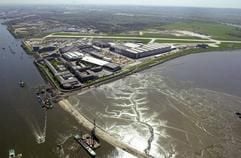Blick auf die Arbeiten zur Zuschüttung des Mühlenberger Lochs, im Hintergrund das Airbus-Gelände in Hamburg-Finkenwerder (Archivfoto vom 10.05.2001). (Foto: dpa)