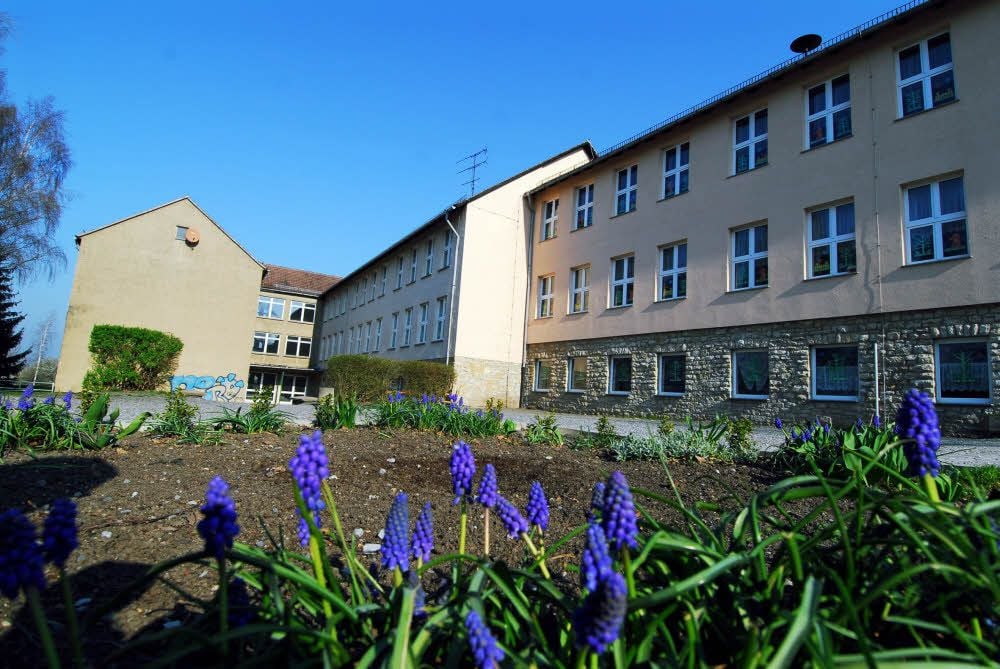 Der Projektstau am Gebäudekomplex, der die Eckartsbergaer Grundschule, die Kindertagesstätte und den Hort beherbergt, kommt dank einer Förderung etwas in Bewegung. In diesem Jahr wird die gesamte Dachfläche saniert.