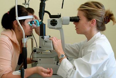 Eine Augenärztin untersucht eine Patientin - die Erfolge bei einem 45-jährigen Finnen werden von Fachleuten als Durchbruch bei der Entwicklung von Seh-Implantaten gewertet. (ARCHIVFOTO: DPA)