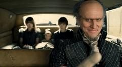 Violet (gespielt von Emily Browning, l-r), Sunny (Kara Hoffman) und Klaus (Liam Aiken) sitzen zusammen mit ihrem Verwandten Olaf (Jim Carrey) im Auto. Nachdem die Eltern der drei Baudelaire-Geschwister ums Leben gekommen sind, finden sie Zuflucht bei Graf Olaf. Doch in ihrem neuen Zuhause, der Burg des Verwandten spukt es gewaltig und die drei merken zudem, dass Olaf nach ihrem Leben trachtet. (Foto: dpa)