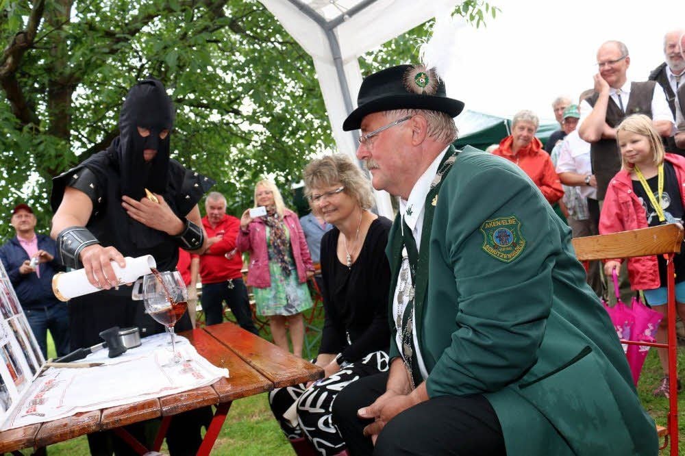 Schützenkönig Wilfried Kapuhs (vorn) und seine Königin Ingeborg mussten vor der Urteilsvollstreckung einen üblen Henkerstrunk zu sich nehmen.