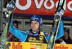 Der finnische Skispringer Janne Ahonen freut sich am Mittwoch (29.12.2004) bei der 53. Internationalen Vierschanzentournee nach dem Wettbewerb an der Schattenbergschanze in Oberstdorf über seinen Sieg. (Foto: dpa)