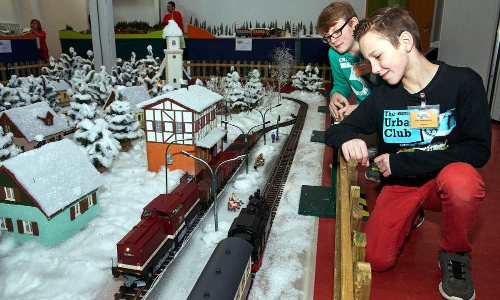 Niclas (hinten) und Jan Polzer sind echte Fans der kleinen Eisenbahnen.
