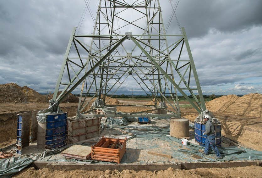 Rechts und links der B 185 bei Ermsleben werden zwei Masten einer 380-Kilovolt-Leitung erneuert. Derzeit läuft ein erster Bauabschnitt, mit dem Fundamente und Fußteile für die neuen Stahlriesen errichtet werden.