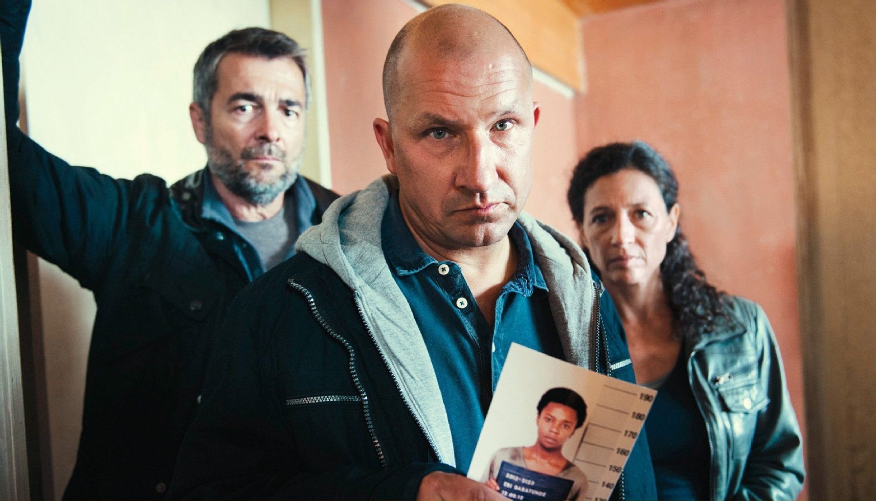 Kommissarin Liz Ritschards (Delia Mayer, r) und ihre Kollegen Kommissar Reto Flückiger (Stefan Gubser, l) und der Drogenfahnder Franz Hofstetter (Andreas B. Krämer) stürmen eine Drogenwerkstatt.