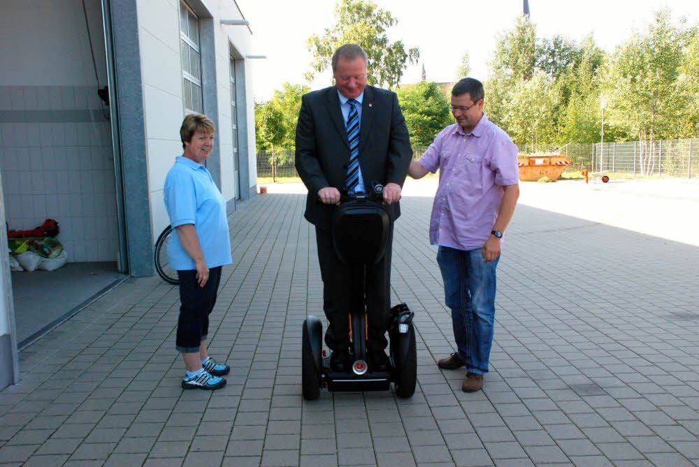 Staßfurts Oberbürgermeister René Zok (M.) rollert Segway.