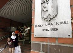 Der Eingangsbereich der Lemgo-Grundschule im Berliner Bezirk Kreuzberg am Montag. (Foto: dpa)
