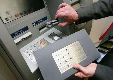 Abzocker arbeiten mit manipulierten Kartenlesern und Tastaturfeldern. Ein Mitarbeiter der Sparkasse demonstriert an einem Geldautomaten die Skimming-Technik. (FOTO: ARCHIV/DPA)