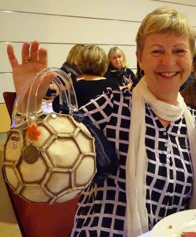 Reichlich Platz ist im runden Leder von Dorothea Pietzsch. „Meine Jungs sind Fußballfans“, verrät sie, wie sie zu dem Thema kommt.