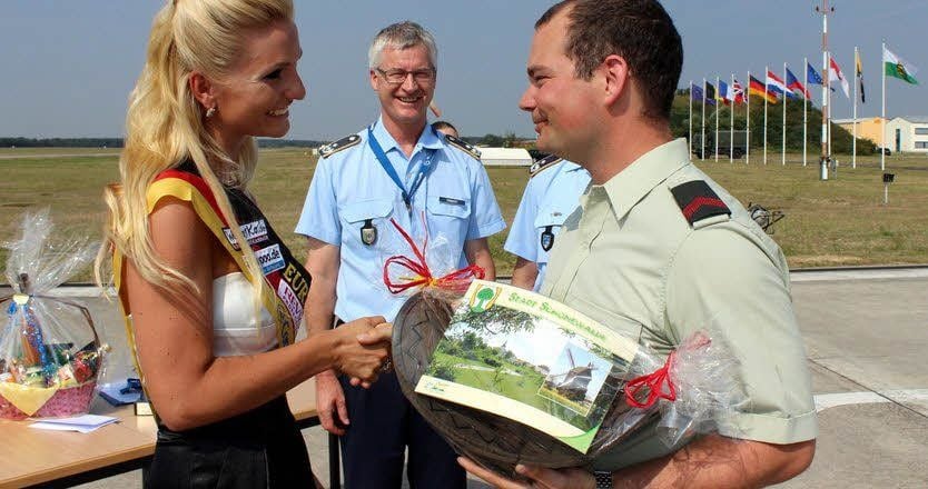 Christin Böttcher, Miss Brandenburg 2010, überreicht dem Niederländer Andy von Helden einen Preis des Städtebundes Elbe-Elsteraue.