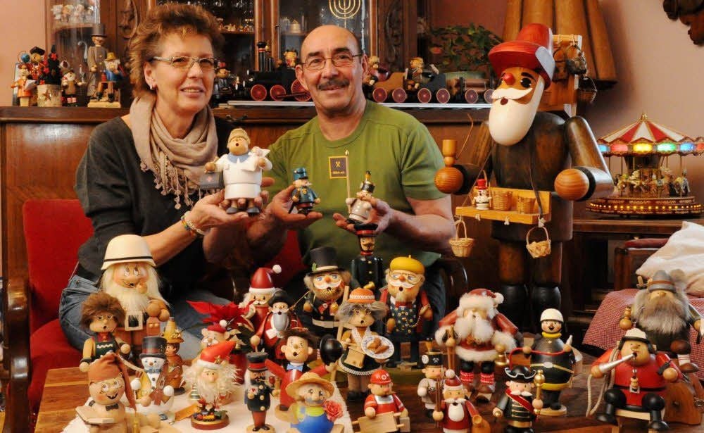 Veronika (mit „Hebamme Vroni“) und Ingo Zeidler haben hier einen kleinen Teil ihrer Räuchermännchen-Sammlung um sich geschart.