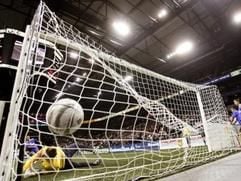 Bei einem Hallenfußball-Turnier zappelt der Ball im Netz.
