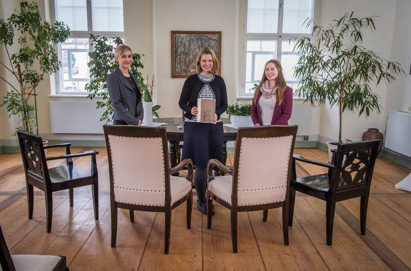 Gehören zum Mitarbeiter-Team des Naumburger Standesamtes: Kerstin Onemichl (v.l.), Antje Trautmann und Isabel Coppi, hier im renovierten Trauzimmer.