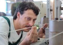 Der Anlagenfahrer Guido Vogler prüft in der Polystal Composites GmbH in Haldensleben eine Kabelseele (Foto vom 28.01.2005). (Foto: dpa)