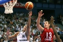 Deutschlands Basketball-Superstar Dirk Nowitzki (l) setzt sich am Feitag (28.07.2006) in der Colorline-Arena in Hamburg bei einem Länderspiel gegen Nate Doornekamp aus Kanada durch. Foto: Maurizio Gambarini dpa/lno +++(c) dpa - Bildfunk+++
