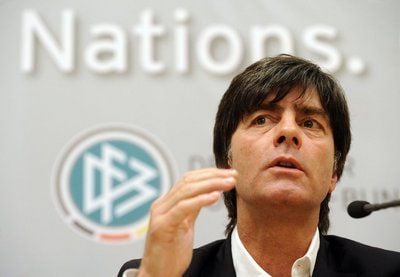 Bundestrainer Joachim Löw gestikuliert während einer Pressekonferenz im Portman Ritz Carlton Hotel in Shanghai, China (Archivfoto vom 28.05.2009). Klarstellungen in der Torwart-Frage, Konter für die Kritiker: Bundestrainer Löw hat sich vor dem letzten Testlauf der Fußball-Nationalmannschaft für das Spiel des Jahres gegen Russland energisch gegen sich häufende Vorwürfe gewehrt, sein Personal nicht strikt nach dem Leistungsprinzip auszuwählen. (FOTO: DPA)