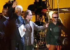 Der frühere Südafrikanische Präsident Nelson Mandela (l.) mit U2-Sänger Bono (M.) und dem englischen Gitarristen Dave Steward (r.) am Sonnabend im Stadion des Kapstadter Ortsteils Green Point (Foto: dpa)