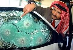 Der Jordanier Faisal Mubaideen zeigt am Freitag (05.03.2004) eine beschossene Panzerglasscheibe in der neuen Firmenzentrale der Stoof International GmbH im brandenburgischen Borkheide. (Foto: dpa)