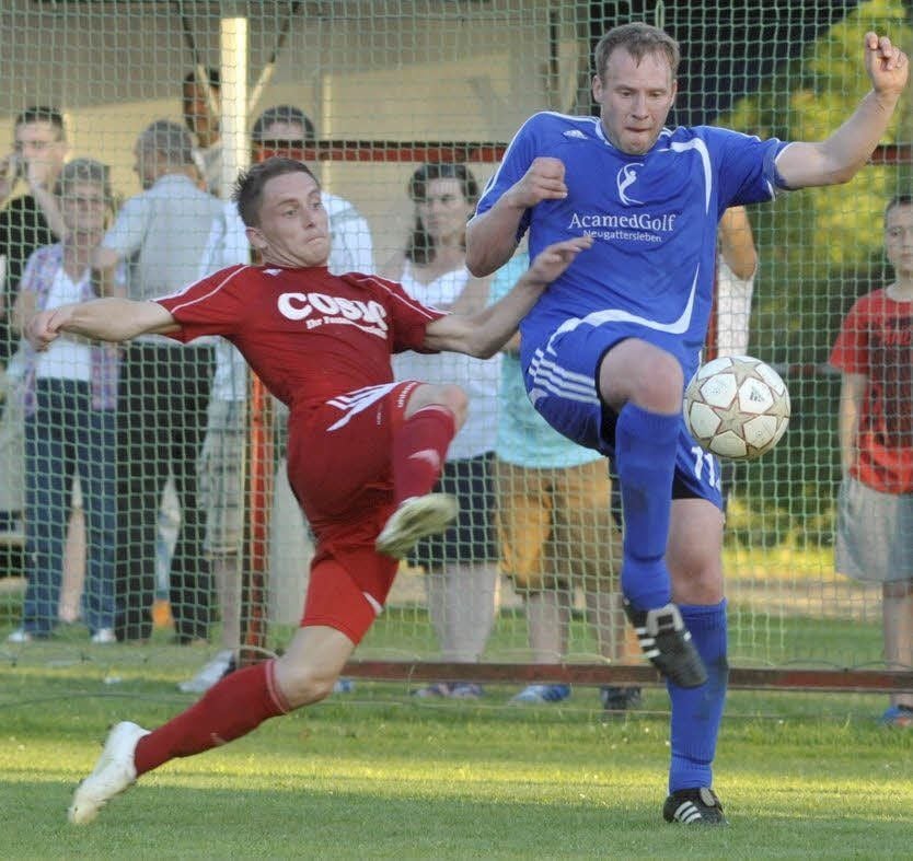 Askania-Kapitän Rene Fritsche (rechts) klärt vor Chris Ingler.