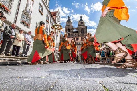 Hochzeitstanz vor dem alten Rathaus. (FOTO: ALEXANDER BAUMBACH)