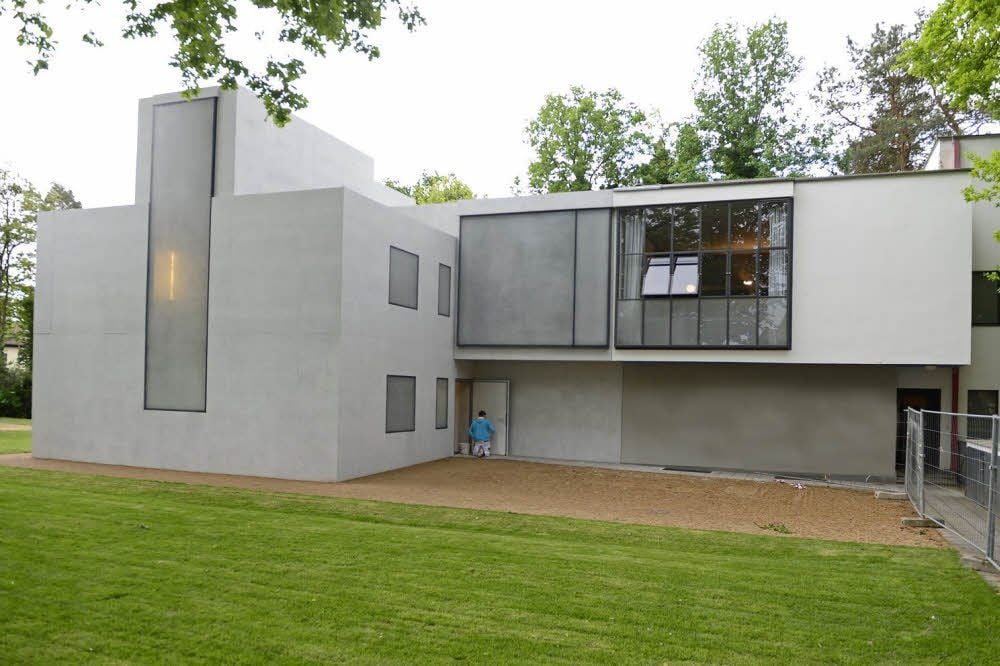 Die linke Gebäudehälfte ist das Haus Moholy-Nagy. Die rechte Haushälfte ist das Feininger-Haus, welches seit einigen Jahren das Kurt Weill Zentrum Dessau beherbergt.