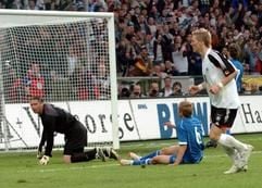 Fußball-Länderspiel Deutschland - Russland am Mittwoch (08.06.2005) im Borussia Park in Mönchengladbach: Der deutsche Nationalspieler Bastian Schweinsteiger (r.) dreht nach seinem Treffer zum 1:1 ab. Der russische Torwart Sergei Owtschinnikow ist geschlagen. (Foto: dpa)