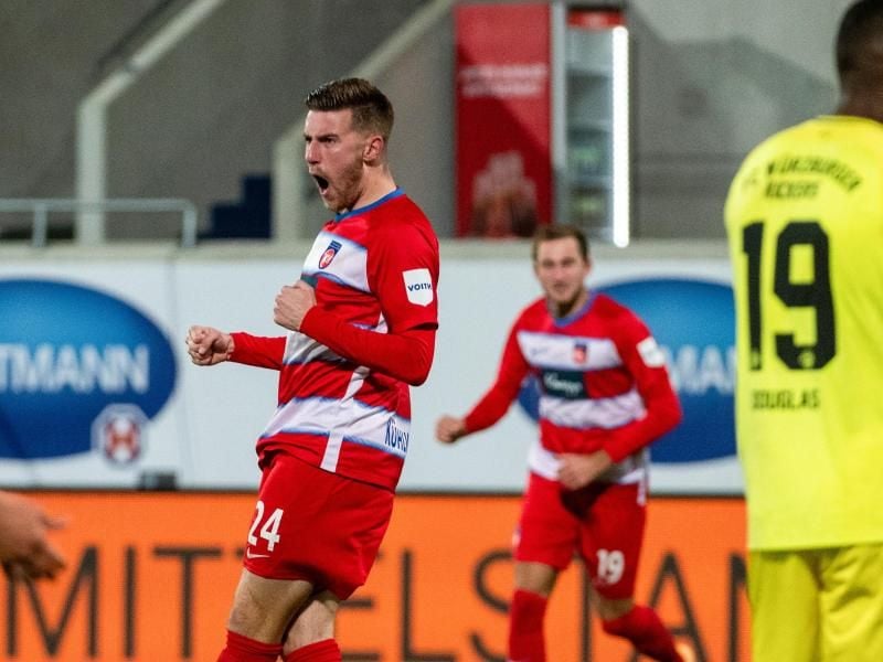 Christian Kühlwetter (l) vom FC Heidenheim jubelt nach dem 2:0. Foto: Stefan Puchner/dpa