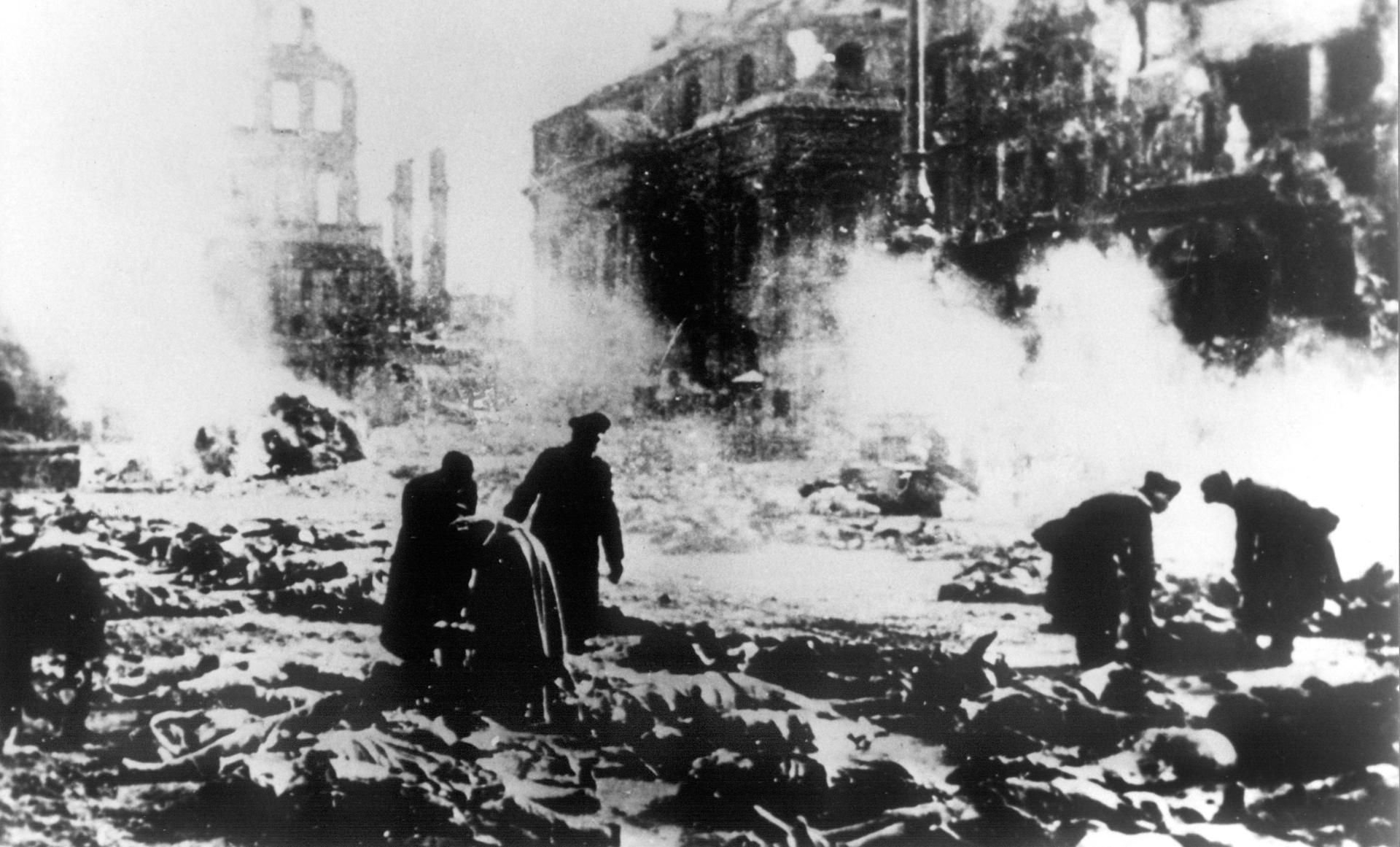 Nach den Bomenangriffen amerikanischer und britischer Flugzeuge auf Dresden am 13. und 14.02.1945 werden die zahlreichen Leichen, die auf der Straße liegen geborgen.