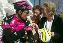 Ein Autogramm vom Radprofi Erik Zabel (Team Telekom) lassen sich zwei deutsche Touristinnen am Montag (03.02.2003) auf Mallorca vor dem Start zur zweiten Etappe der Mallorca-Rundfahrt über 164,5 Kilometer von Cala Bona nach Cala Ratjada geben. Der Radprofi Alexander Usov vom Team Phonak gewann die Etappe, Zabel belegte den dritten Platz. Beim europäischen Saisonauftakt sind mit Telekom, Team Coast, Gerolsteiner und Wiesenhof gleich vier deutsche Radteams am Start. (Foto: dpa)